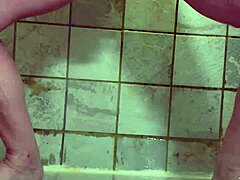 Istri milf bertindik menggunakan dildo ganda untuk bermain solo shower