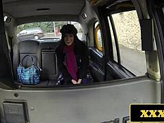 Milf spaniolă cedează în fața unei călătorii pasionale cu taxiul cu un șofer celebru