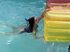 Η ώριμη ομορφιά Kaitlynn Anderson αποκαλύπτει τα περιουσιακά της στοιχεία σε μια σκηνή πισίνας Playboy