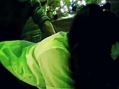 Een ondeugende kerstuitwisseling tussen stiefmoeder en stiefzonen leidt tot een intieme weddenschap en seksuele ontmoeting