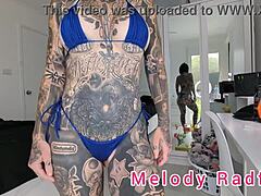 Melody Radford pokaže svoje tetovaže v mikro bikiniju brez kondoma