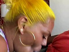 Zrelá blondínka dáva orálny sex v Las Vegas s plnou pusou semena