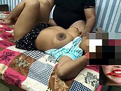 Unge indiske kvinner intim møte med eldre mann på massasje spa
