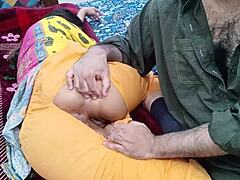La matrigna indiana viene sedotta dal nipote per un incontro tabù