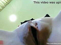 Сензуално POV видео на бюстови мащехи, които се радват на обръснатата си путка