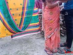 インドの主婦たちが、地元の熟女たちと屋外でHDセックスアドベンチャー