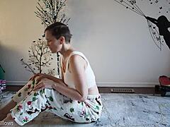 MILF brunetă predă lecții de yoga fetish