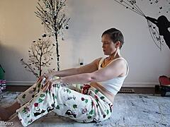 Брюнетка-МИЛФ учит урокам йоги фетиша