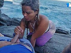 熟年ブラジル人カップルが屋外で岩の上でオーラルセックスを楽しむ!