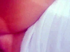 Mira el coño apretado de una mamá en acción en este video porno amateur