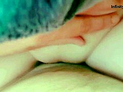 Close-up van een geschoren milf die naar een orgasme rijdt