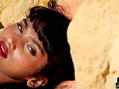 Angel Constance, eine verführerische indische MILF mit natürlichen Brüsten, genießt ein Sonnenbad im Freien