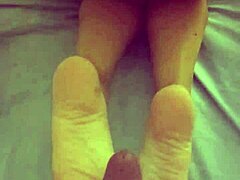 Olgun bir kadının ayak fetişi masajı