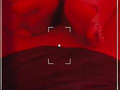Dojrzała milf pokazuje swojego potwornego kutasa i duże pośladki w czerwonym footjobie