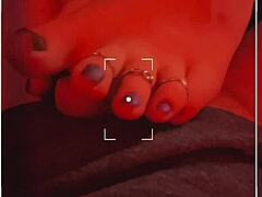 Moden milf viser sin monsterpik og store røv frem i rødt lys footjob