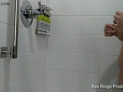 Becky Jonesin intiimi suihkuhetki vangittuna Rex Ringon toimesta