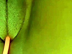 Una milf giamaicana con grandi labbra della figa si masturba davanti alla telecamera