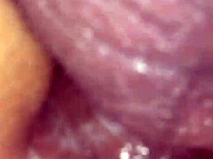 Close-up de uma milfs, brincadeira de gozo com a boca e alongamento anal