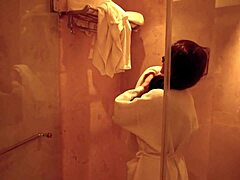 En moden kvinde med en stor røv bliver kraftigt penetreret af sin ægtefælle på toilettet