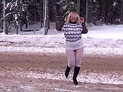 MILF blonde montre ses atouts dans la neige