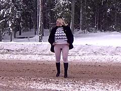 Η ξανθιά MILF επιδεικνύει τα προτερήματά της στο χιόνι
