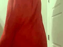 Una amateur de culo pequeño muestra sus habilidades de sacudir su trasero en un video casero de última hora de la noche