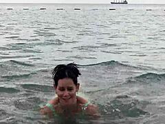O întâlnire fierbinte pe plajă în Muntenegru cu un cuplu matur care se răsfăț în sex oral și un finisaj facial