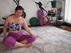 Аурора Уилоус йога клас: Чувствено пътуване със зряла инструкторка