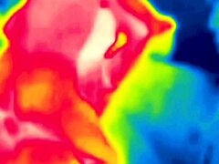 Pareja madura explora el juego de la temperatura en una sesión caliente