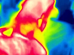 Un couple mature explore le jeu de température lors d'une session chaude