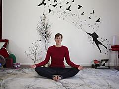 Ibu milf Eropah mengajar pelajaran yoga dengan sentuhan fetish