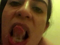 امرأة ناضجة مع موهبة ممارسة الجنس عن طريق الفم يرضي شريكها الأكبر سنا
