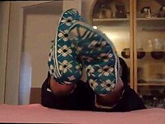 Vrouwelijke voeten aanbeden in sensuele voetfetisjvideo
