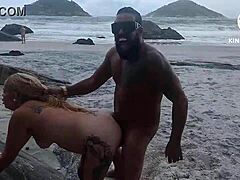 Tätowierte MILF und blonde Cougar engagieren sich in einer erotischen Strandbegegnung