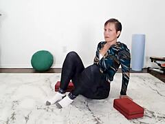 Аурора Вилловс, зрела милф часова јоге, доживљава сензуално искуство