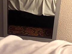 Una MILF latina fa sesso anale in una stanza d'albergo