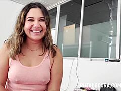 Latina tiener Annas openbare plezier: een wilde rit van gekreun en kontspel