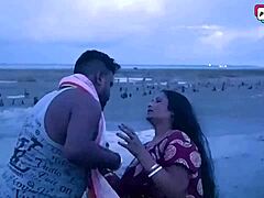 Une milf indienne et son mari profitent d'un sexe de groupe sur la plage