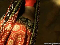Reife indische Tänzerinnen auf intimer Performance