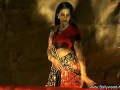 Zralá indická tanečnice v intimním představení