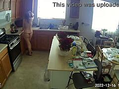 I clienti maturi guardano mentre Lia1616 pulisce la cucina in bikini rosso