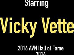 Vicky Vette, uma mãe peituda, se diverte no chuveiro