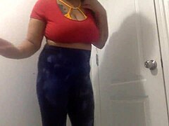 Ebony MILF se svléká do sexy spodního prádla pro zralé publikum