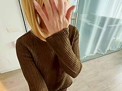 Blondínka MILF v pančucháčoch žiada o sex pred svojou prácou