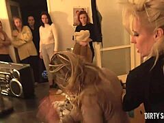 Extrémní femdom akce v špinavém ruském hostelu