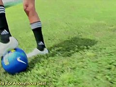 Gigi Sweet, en fotballskjønnhet, spretter med de store, mørke rumpeballene på en fast penis