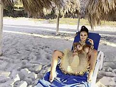 Monika Foxs arată solo: plăcere de sine pe plajă cu squirt și prolaps