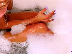 בלונדינית יפה מציגה גוף ללא רבב בזמן אמבטיה מרגיעה