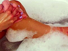 Krásná blondýnka ukazuje bezchybnou postavu během relaxační koupele