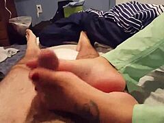 Rijpe moeders sensuele voetmassage en bevredigende cumshot